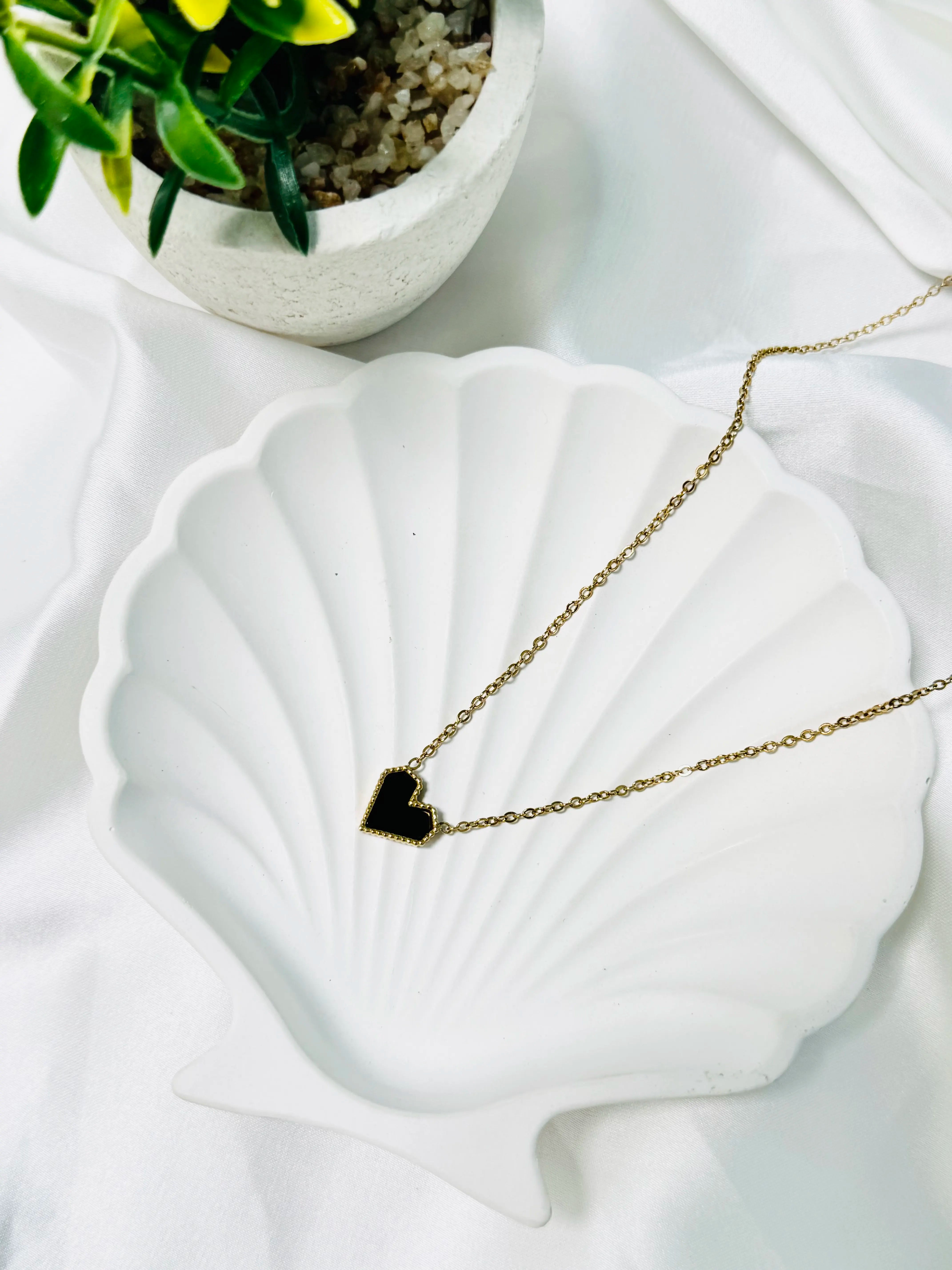 Minimal Black Heart Pendant Necklace