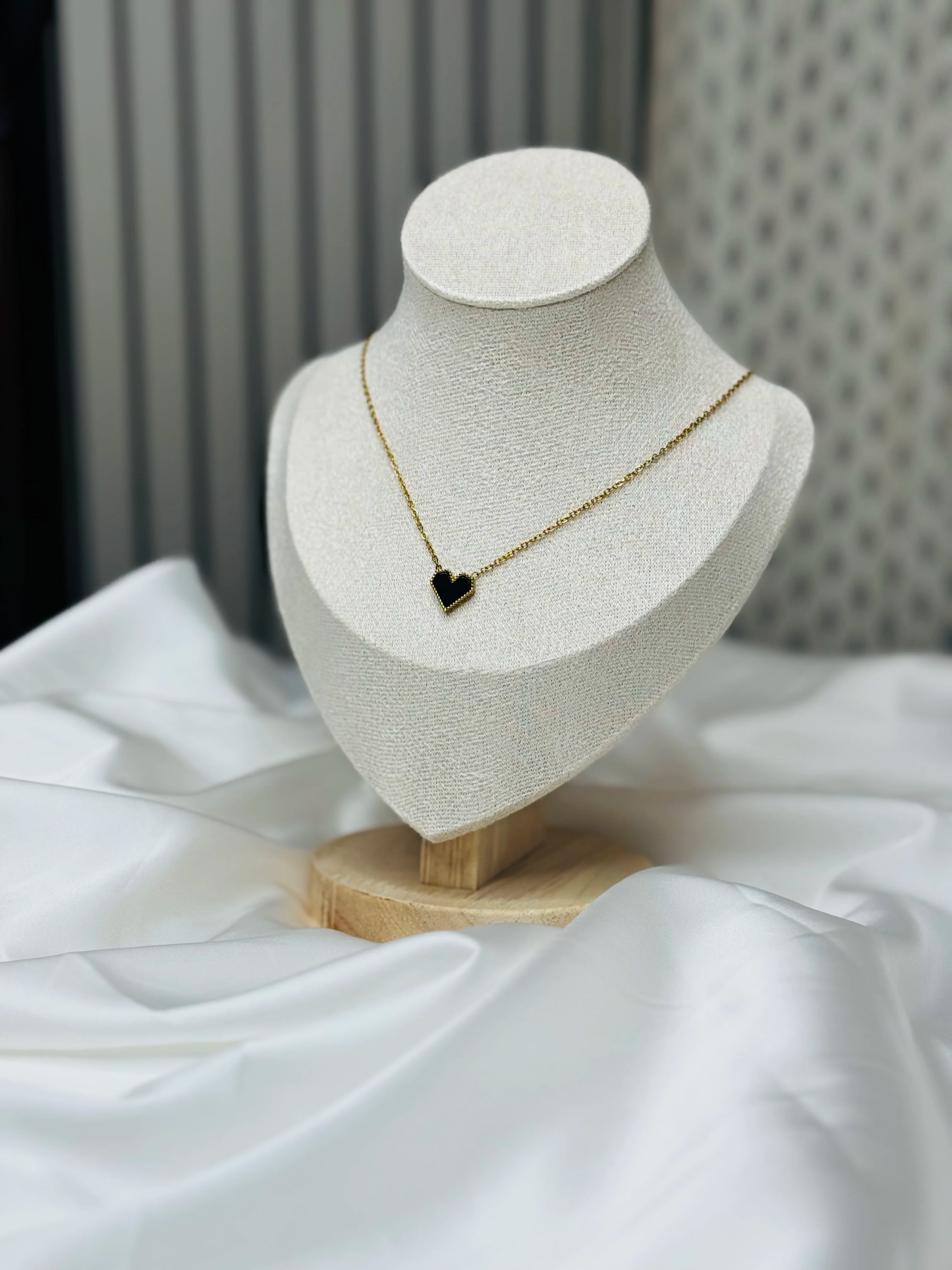 Minimal Black Heart Pendant Necklace